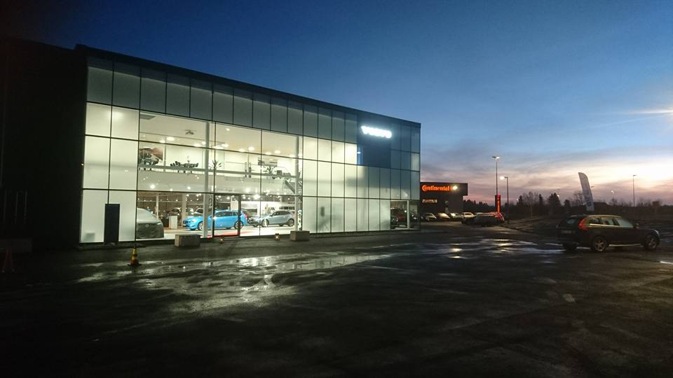 Utemiljøoppdrag idag hos nyåpnede og flotte Bilbutikk1 i Askim.
Sikring av fasade m/ Granitt-blokker.
